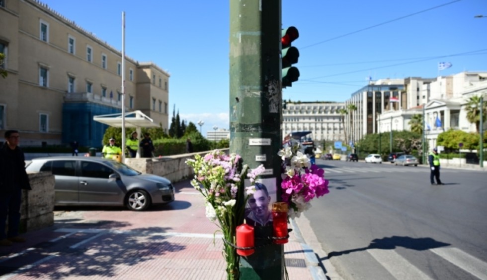 A generic square placeholder image with rounded corners in a figure.