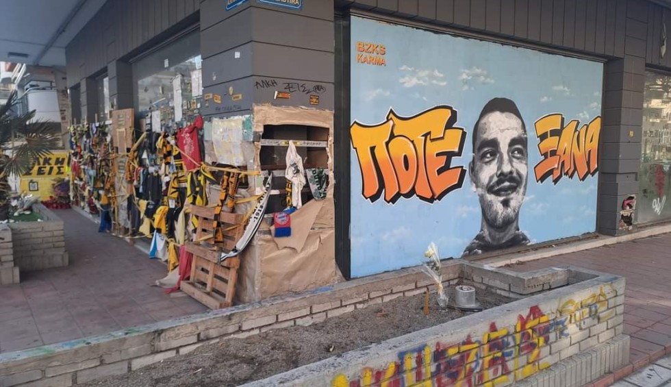 A generic square placeholder image with rounded corners in a figure.