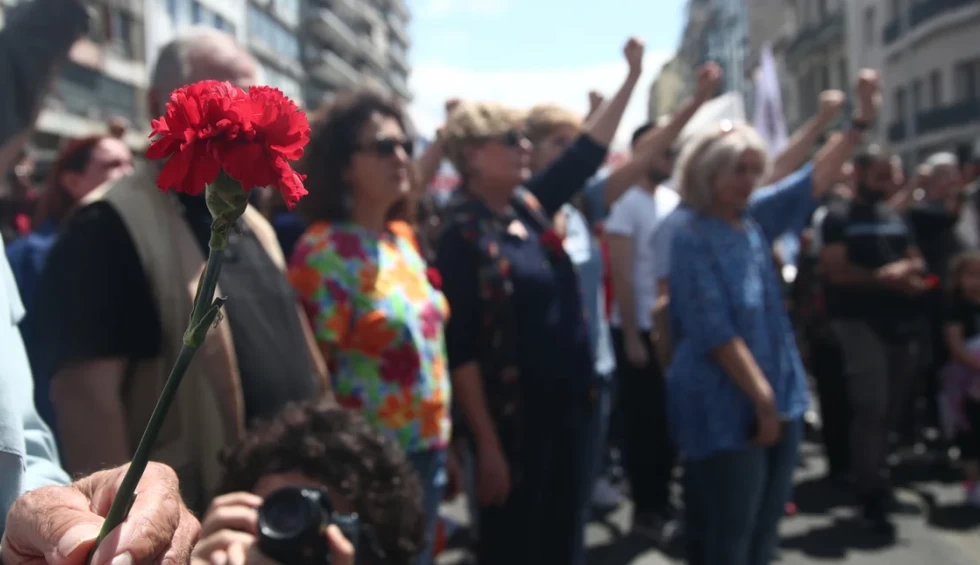 A generic square placeholder image with rounded corners in a figure.