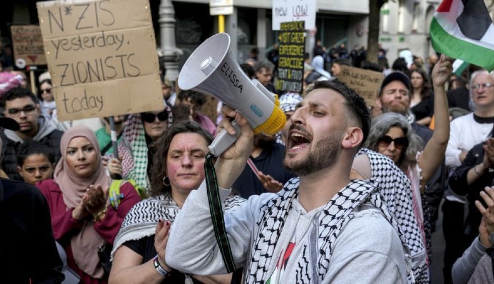 A generic square placeholder image with rounded corners in a figure.