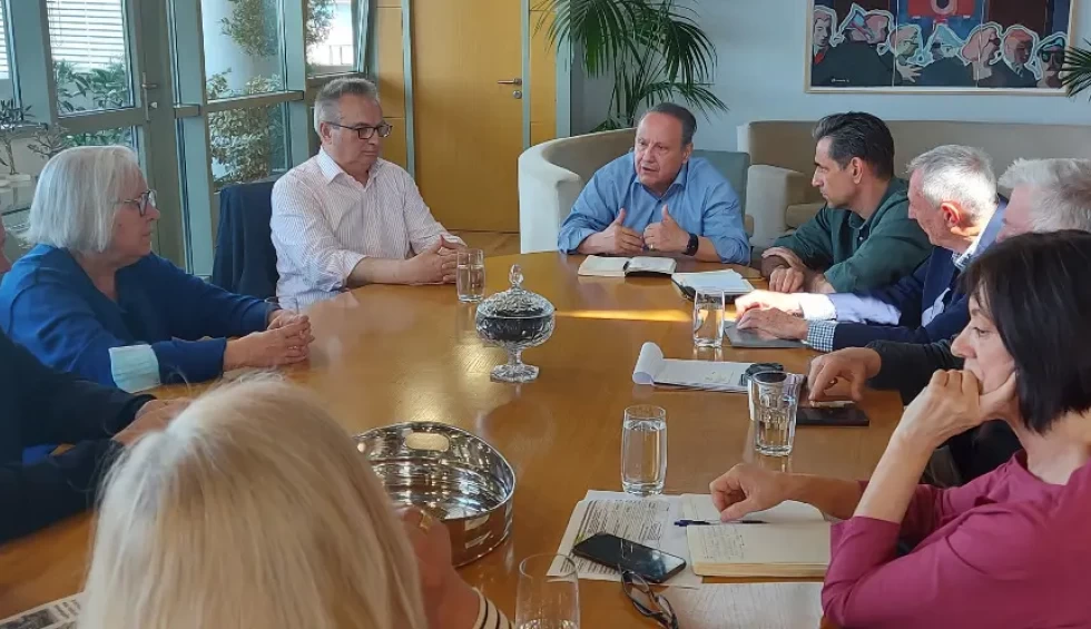 A generic square placeholder image with rounded corners in a figure.