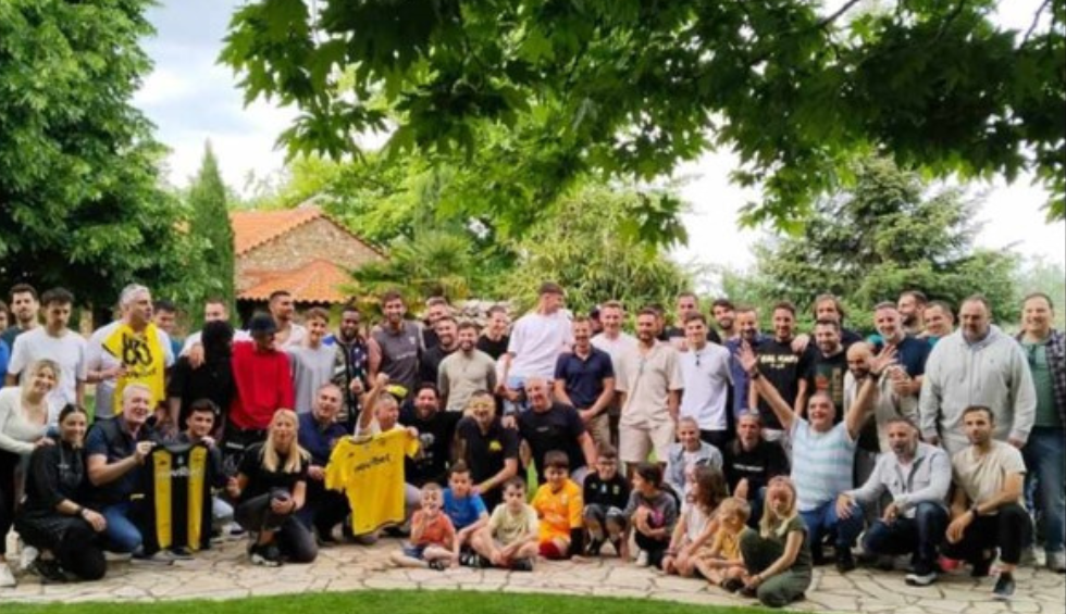 A generic square placeholder image with rounded corners in a figure.