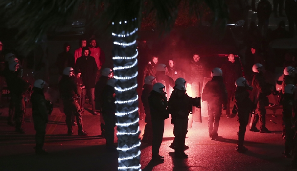 A generic square placeholder image with rounded corners in a figure.