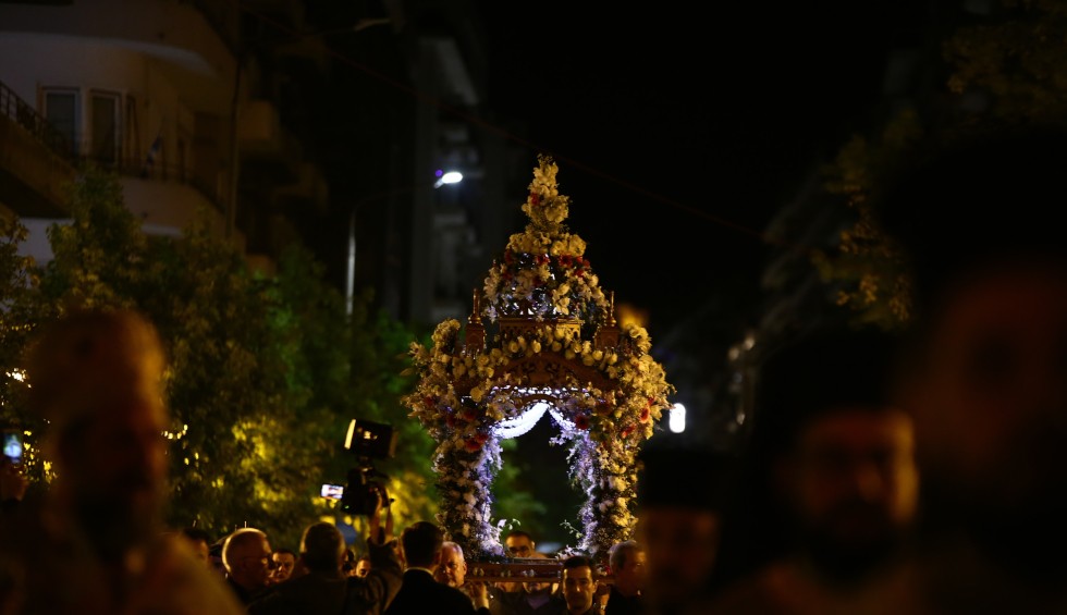 Θεσσαλονίκη: Χιλιάδες πιστοί στη συνάντηση των πέντε επιταφίων στην Πλατεία Αριστοτέλους