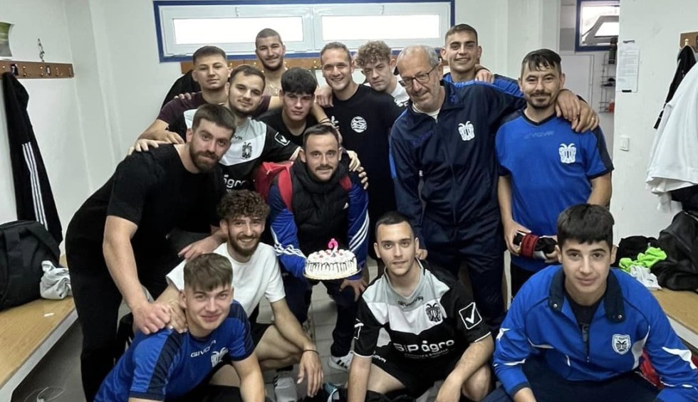 A generic square placeholder image with rounded corners in a figure.