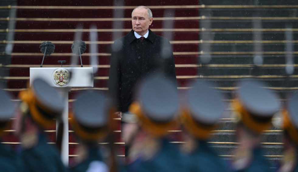 A generic square placeholder image with rounded corners in a figure.