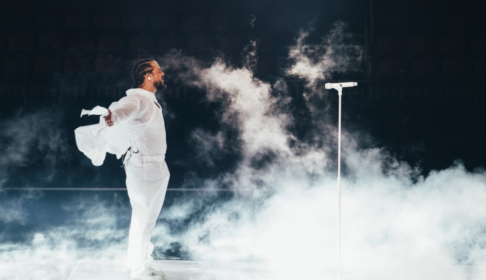 A generic square placeholder image with rounded corners in a figure.