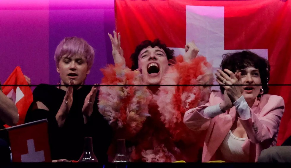 A generic square placeholder image with rounded corners in a figure.