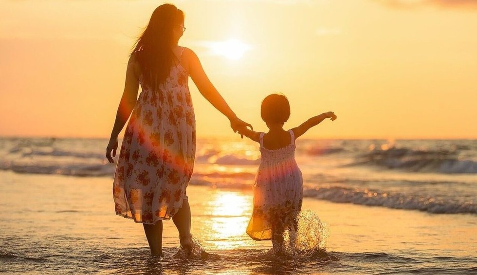 A generic square placeholder image with rounded corners in a figure.