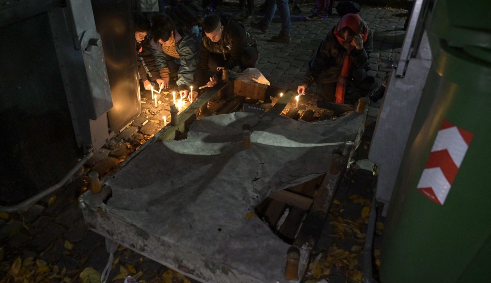 A generic square placeholder image with rounded corners in a figure.