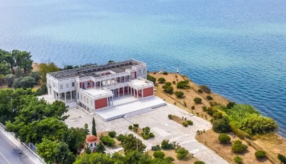 A generic square placeholder image with rounded corners in a figure.