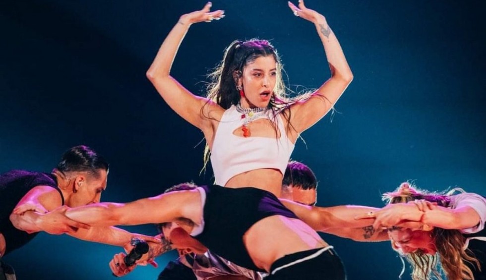 A generic square placeholder image with rounded corners in a figure.