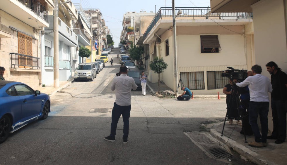 A generic square placeholder image with rounded corners in a figure.