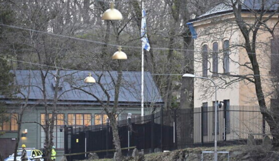 A generic square placeholder image with rounded corners in a figure.