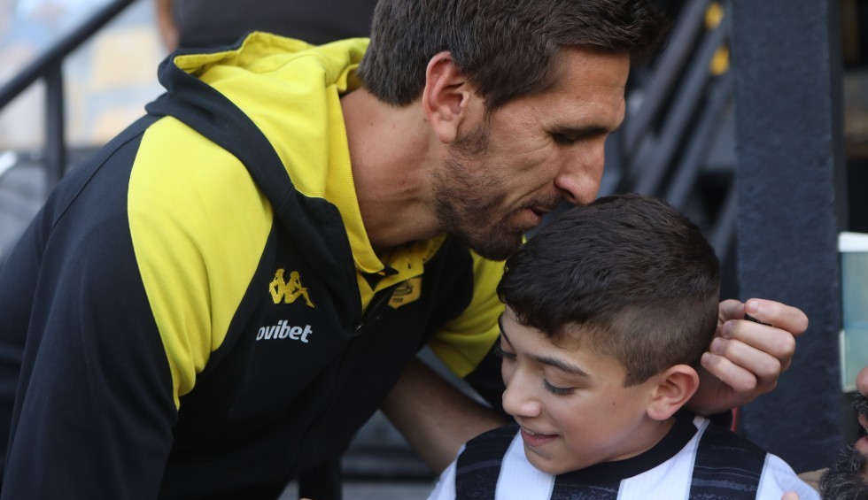 A generic square placeholder image with rounded corners in a figure.