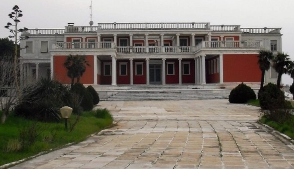 A generic square placeholder image with rounded corners in a figure.