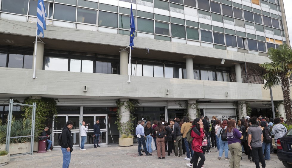 A generic square placeholder image with rounded corners in a figure.