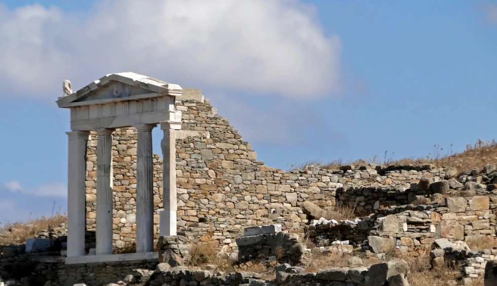 A generic square placeholder image with rounded corners in a figure.