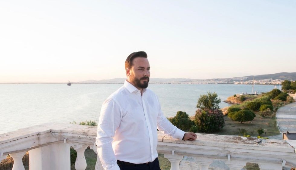 A generic square placeholder image with rounded corners in a figure.