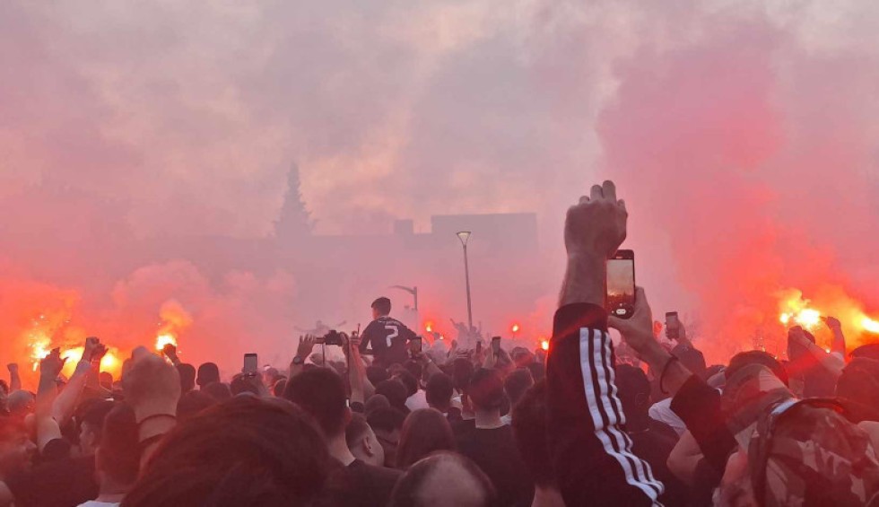 A generic square placeholder image with rounded corners in a figure.