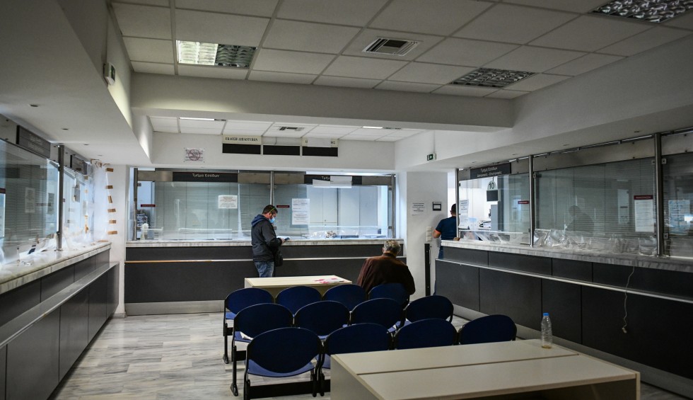 A generic square placeholder image with rounded corners in a figure.