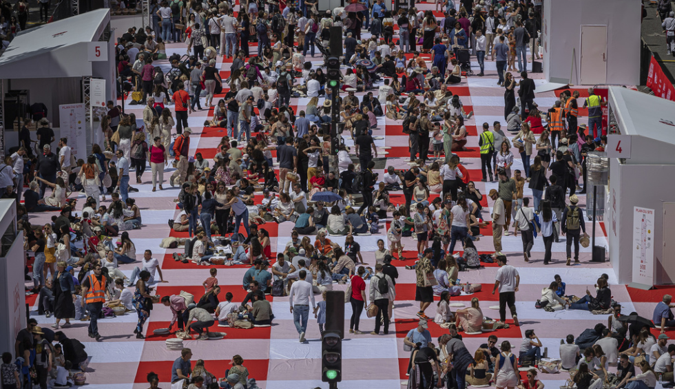 A generic square placeholder image with rounded corners in a figure.