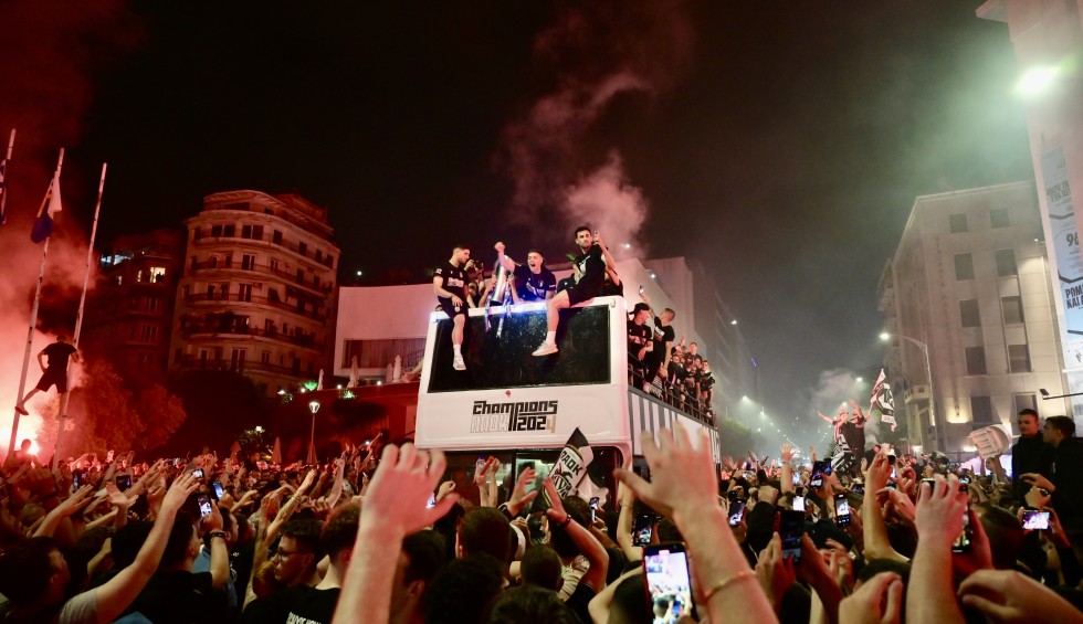 A generic square placeholder image with rounded corners in a figure.