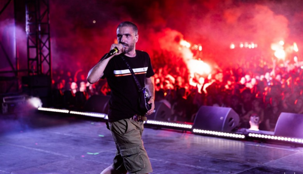 A generic square placeholder image with rounded corners in a figure.