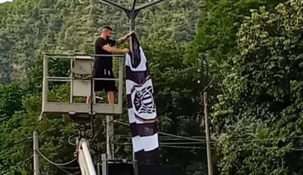 A generic square placeholder image with rounded corners in a figure.