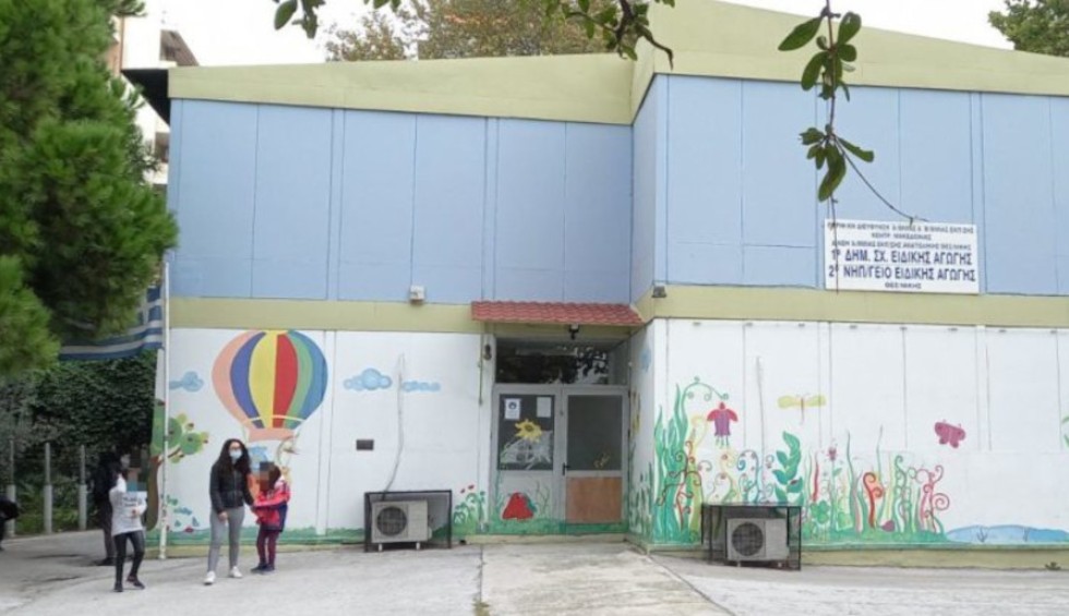 A generic square placeholder image with rounded corners in a figure.