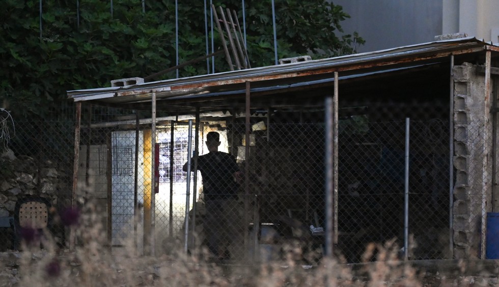 A generic square placeholder image with rounded corners in a figure.