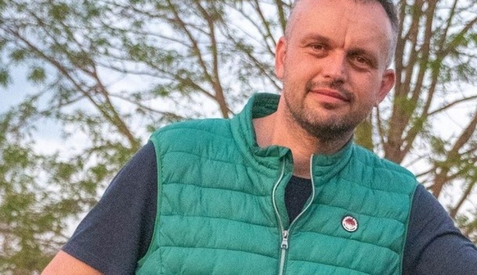 A generic square placeholder image with rounded corners in a figure.