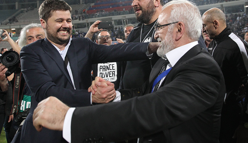 A generic square placeholder image with rounded corners in a figure.