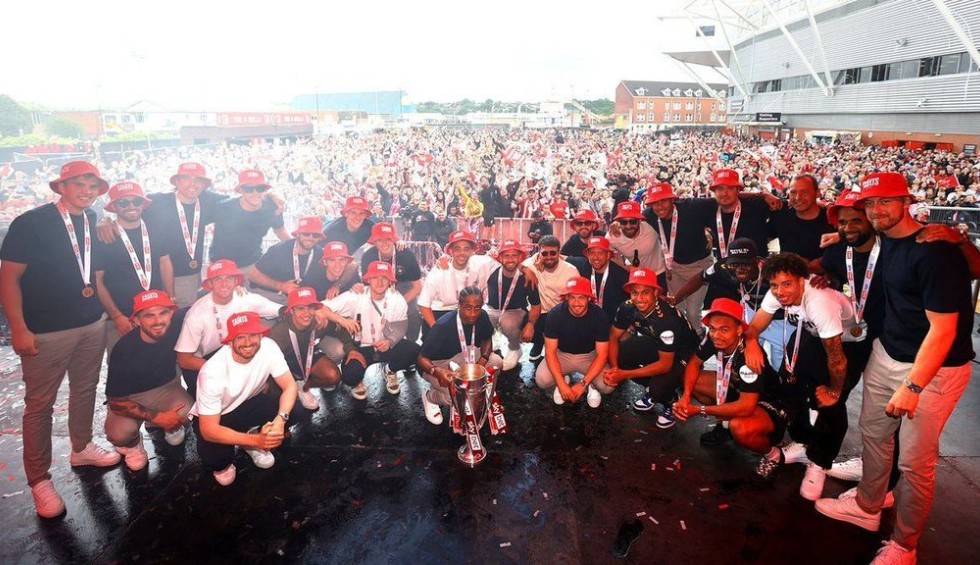 A generic square placeholder image with rounded corners in a figure.