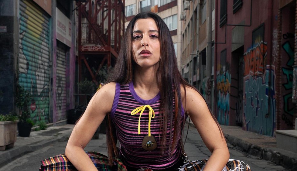 A generic square placeholder image with rounded corners in a figure.