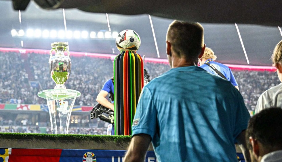 A generic square placeholder image with rounded corners in a figure.