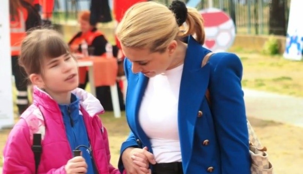 A generic square placeholder image with rounded corners in a figure.