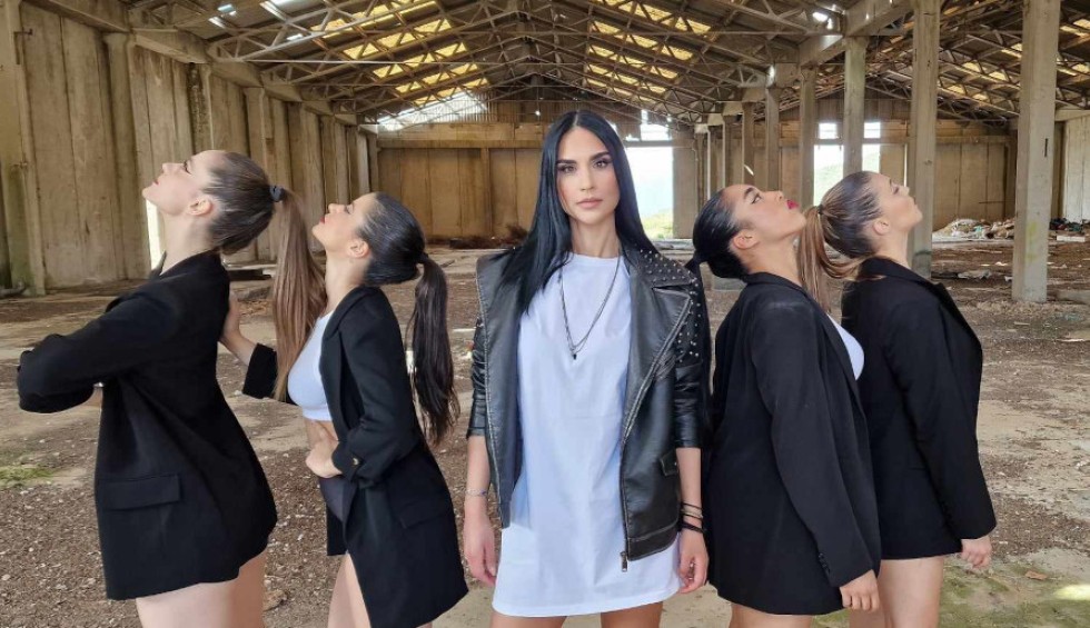 A generic square placeholder image with rounded corners in a figure.