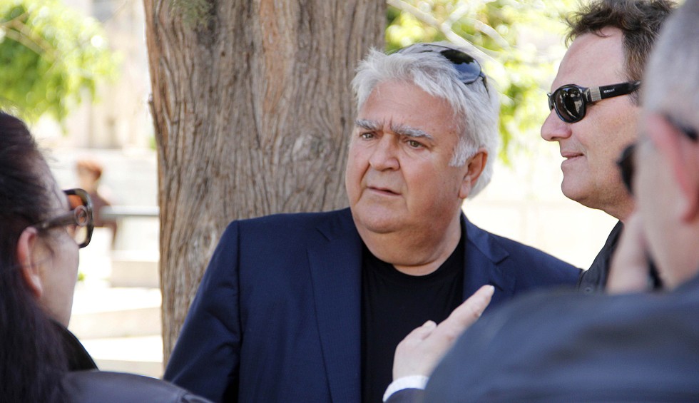 A generic square placeholder image with rounded corners in a figure.