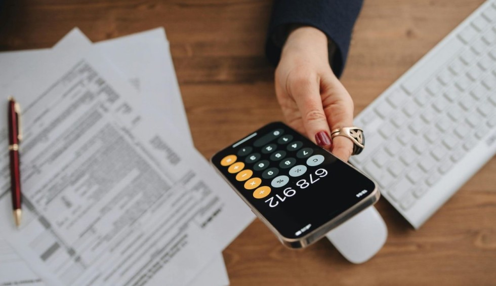 A generic square placeholder image with rounded corners in a figure.