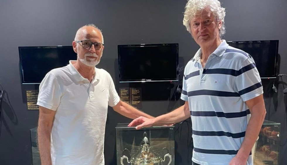 A generic square placeholder image with rounded corners in a figure.