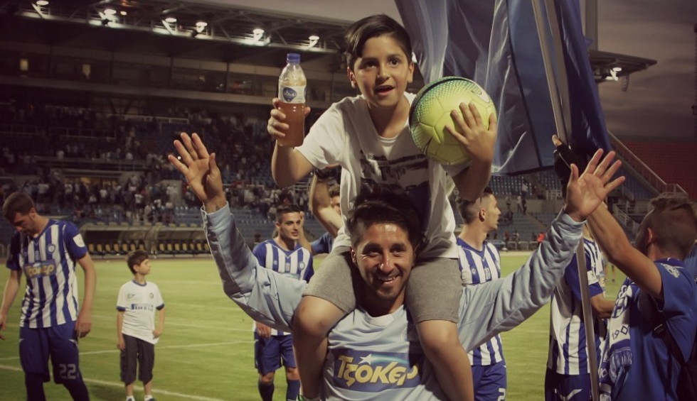 A generic square placeholder image with rounded corners in a figure.