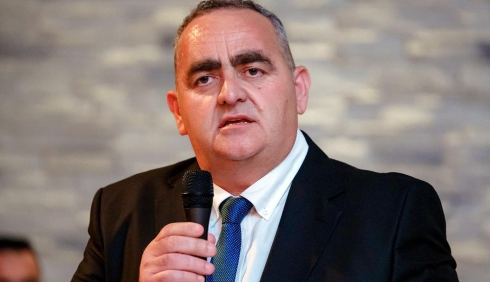 A generic square placeholder image with rounded corners in a figure.