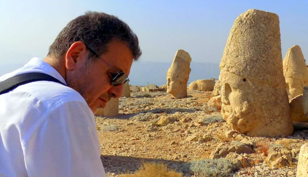 A generic square placeholder image with rounded corners in a figure.