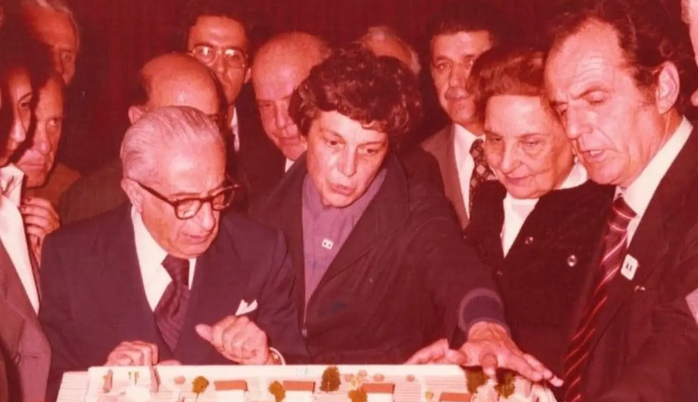 A generic square placeholder image with rounded corners in a figure.