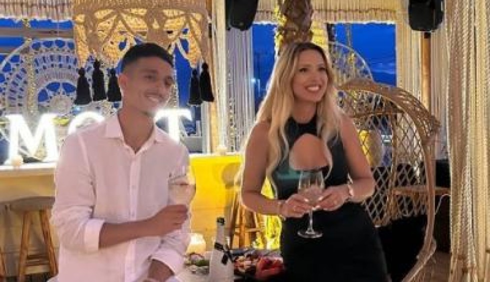 A generic square placeholder image with rounded corners in a figure.