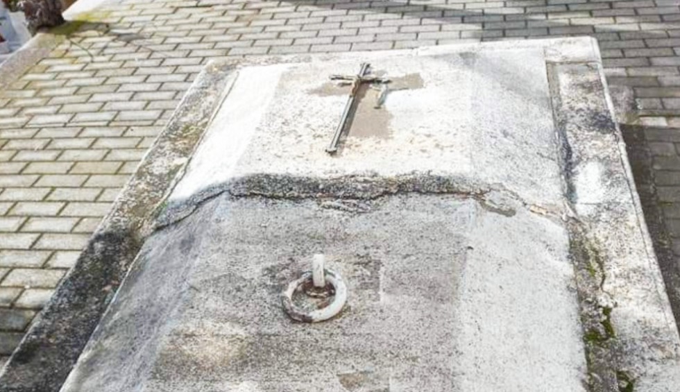 A generic square placeholder image with rounded corners in a figure.