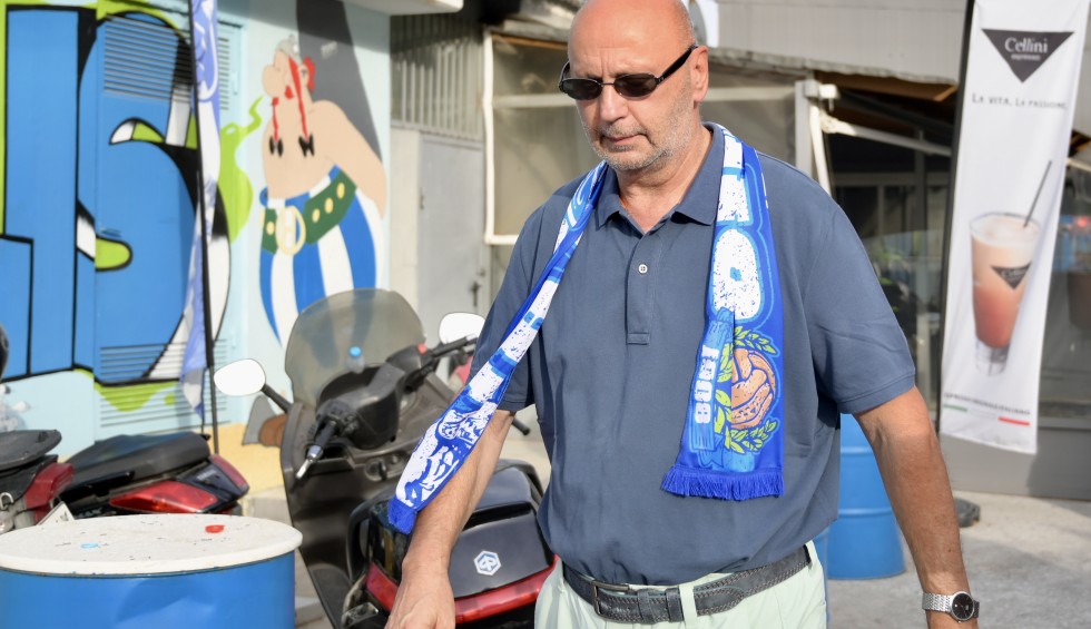 A generic square placeholder image with rounded corners in a figure.