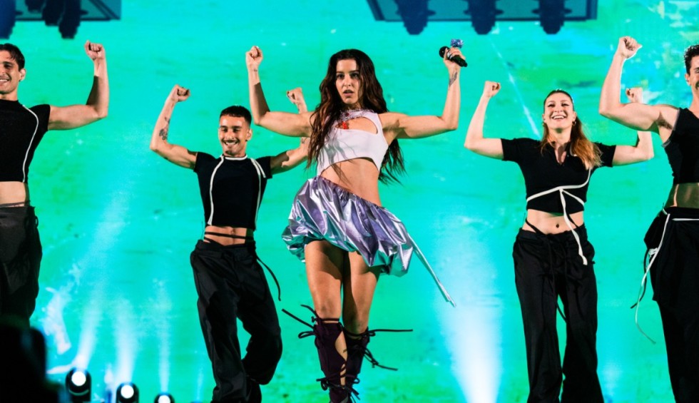 A generic square placeholder image with rounded corners in a figure.