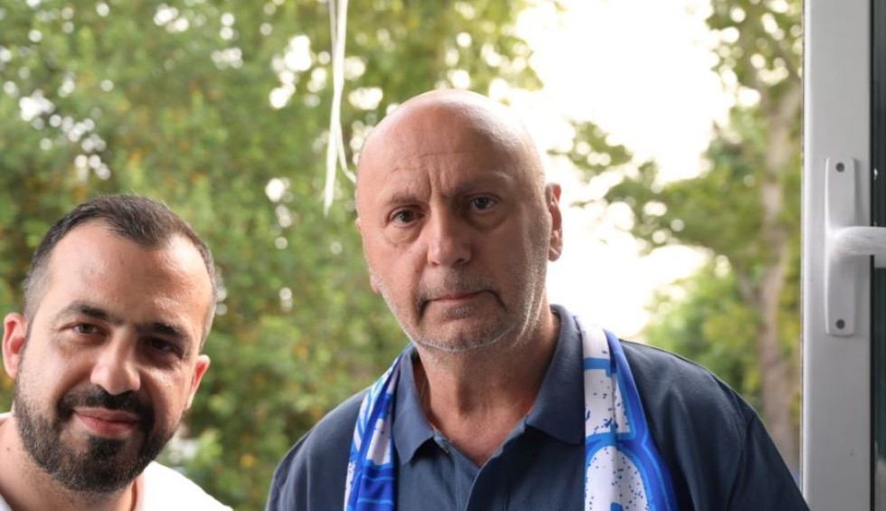 A generic square placeholder image with rounded corners in a figure.